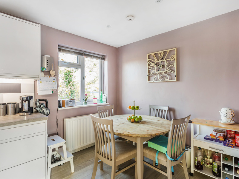 3 Bed House Townhouse To Rent in Horley